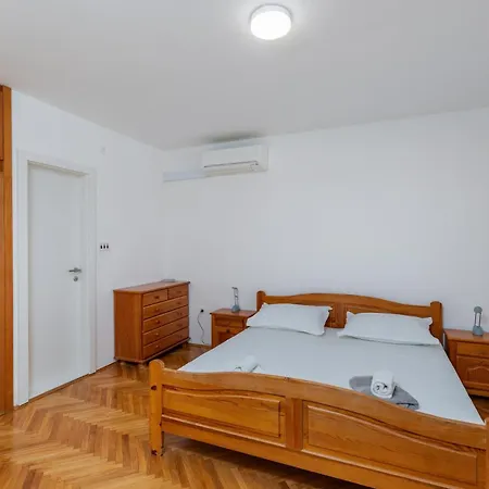 By The Sea Bratus, Makarska - 22135 *