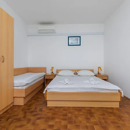 By The Sea Bratus, Makarska - 22135 *